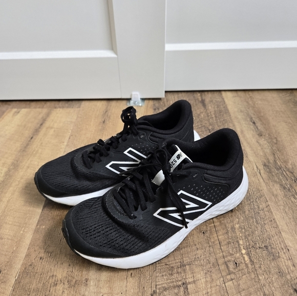 New Balance 520 Womens Size 6 Black and White Athletic Sneakers - Picture 1 of 13